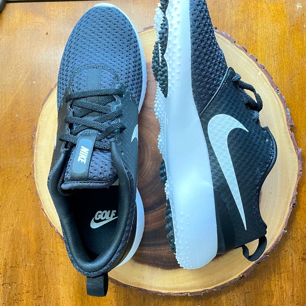 NEW NIKE Last one! black white everyday run fun sports tennis ball trail unisex